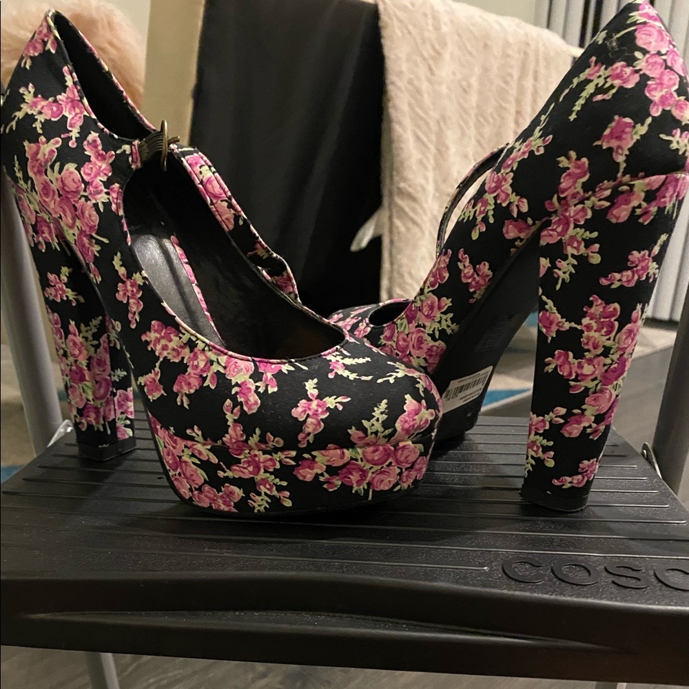 Beautiful dressy black chunk heels with flowers
